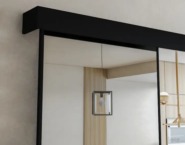 Zbliżenie na drzwi przesuwne Lindo z czarną ramą oraz designerską lampę Quadratus w nowoczesnym, jasnym wnętrzu z lamelami.