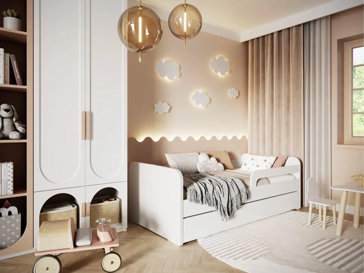 Aranżacja pokoju dziecięcego z białym łóżkiem Duuli z materacem i zabezpieczającą barierką. Wnętrze w ciepłych beżach, z chmurkami na ścianie, delikatnym oświetleniem i przytulnymi tekstyliami na łóżku.