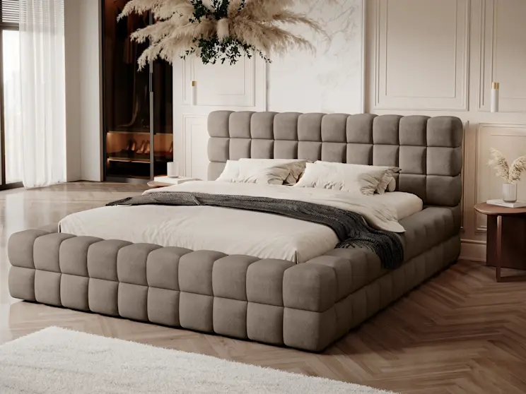 Nowoczesne łóżko Dizzle z charakterystycznymi przeszyciami, tworzące przytulną i stylową aranżację sypialni w harmonijnych odcieniach.