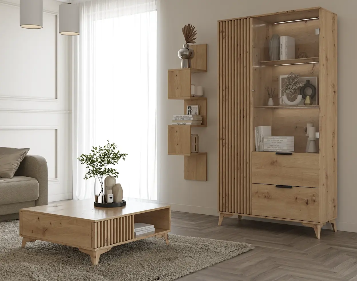 Jasny salon z drewnianą półką ścienną Sunpedo o modułowej, geometrycznej formie. Na półce stoją dekoracje i książki, a w tle widać meble z lamelami, witrynę oraz stolik kawowy w ciepłym odcieniu drewna.