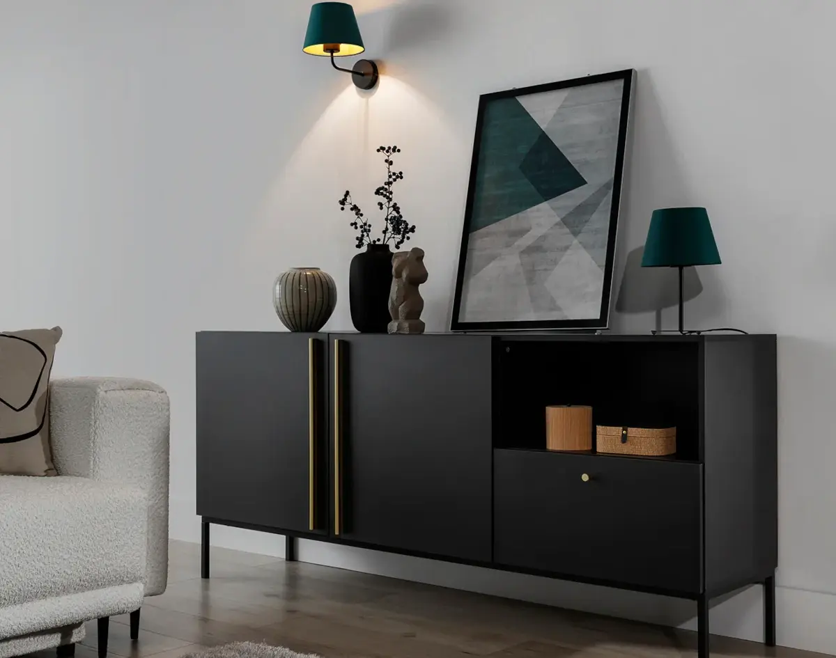 Elegancka aranżacja z komodą Lanzzi, kanapą Dalia i kinkietem Vespillo, utrzymana w stonowanych barwach z subtelnymi złotymi akcentami.