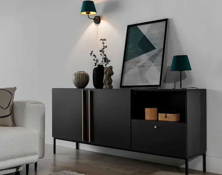 Elegancka aranżacja z komodą Lanzzi, kanapą Dalia i kinkietem Vespillo, utrzymana w stonowanych barwach z subtelnymi złotymi akcentami.