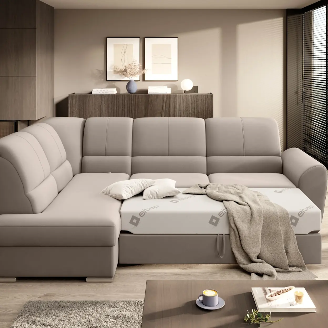 Nowoczesny narożnik Siber z funkcją spania, w aranżacji salonu z drewnianą komodą, dekoracjami i dużymi oknami.