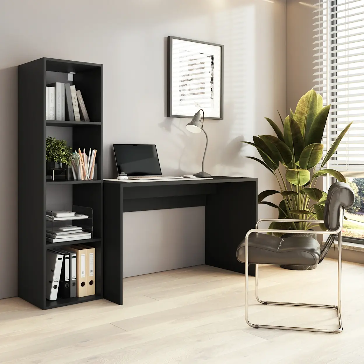 Nowoczesne biuro domowe z czarnym biurkiem Nevy i regałem Figgi na segregatory, z laptopem i lampką, przy oknie z roletami.