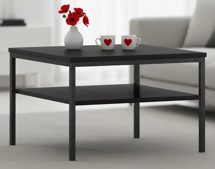 Czarny stolik kawowy Lanzzi o minimalistycznej formie z dodatkową półką pod blatem. Na stoliku stoją dwie białe filiżanki z czerwonym sercem oraz wazon z czerwonymi kwiatami, w jasnym nowoczesnym salonie.