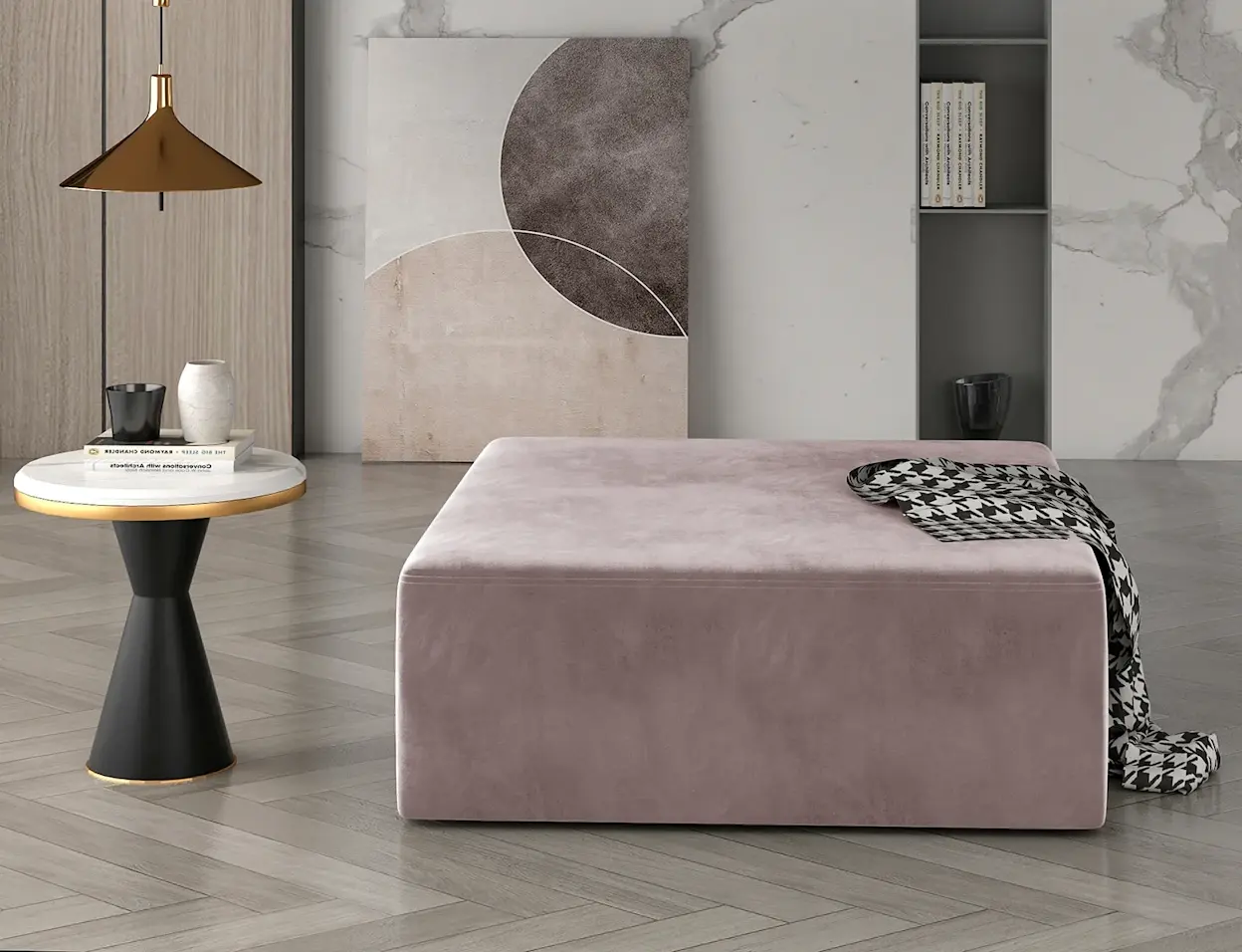 Kwadratowa pufa Kelim w pudroworóżowym welurze, ustawiona w nowoczesnym wnętrzu z marmurową ścianą, designerskim stolikiem pomocniczym i złotą lampą wiszącą; 