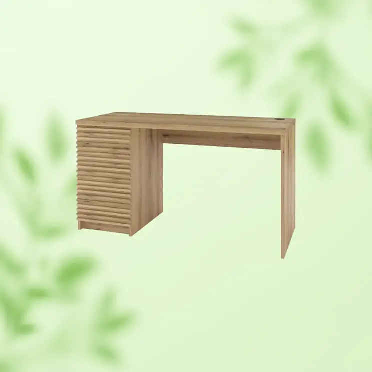 Nowoczesne biurko Bisett w kolorze drewna z dekoracyjnym ryflowanym frontem. Stylowy mebel do gabinetu lub domowego biura, który łączy funkcjonalność z eleganckim designem.