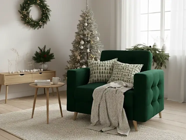 Fotel Asgard Kronos 19 w głębokiej zieleni, ustawiony w świątecznym salonie z choinką, girlandą i naturalnymi dekoracjami, tworzy przytulną atmosferę.