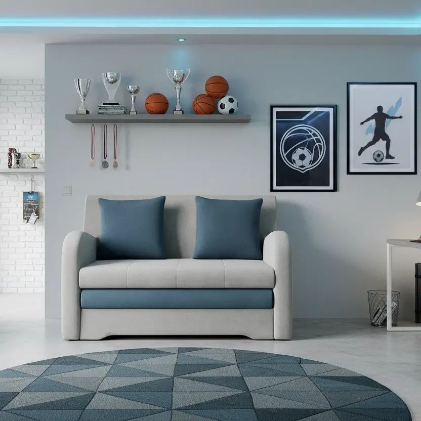 Kanapa Ario w tkaninie Nube 03/Monolith 76 w sportowym pokoju chłopca, z pucharami, medalami i dekoracjami piłkarskimi na ścianie.