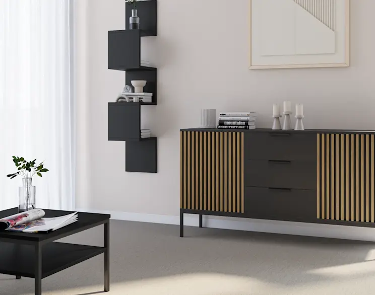 Nowoczesny salon z czarną komodą Meorati z lamelami, półką ścienną Sunpedo i stolikiem kawowym Lanzzi w minimalistycznej aranżacji.