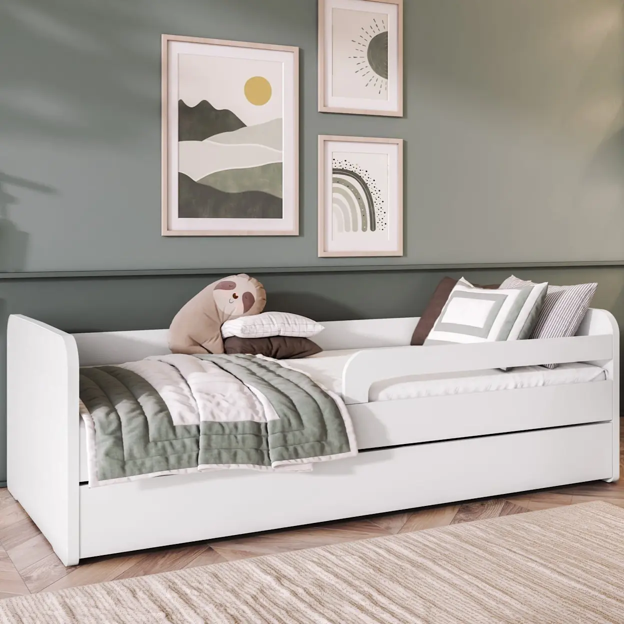 Białe łóżko dziecięce Duuli z materacem w przytulnym pokoju dziecka. Model z wysokimi bokami pełni funkcję barierki, a miękka pościel i poduszki tworzą bezpieczne miejsce do snu i odpoczynku.