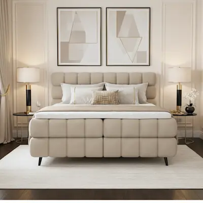 Łóżko kontynentalne Sabeno w tkaninie Calmora 18 w eleganckiej sypialni z czarnymi lampami, złotymi akcentami i ciepłymi beżami.