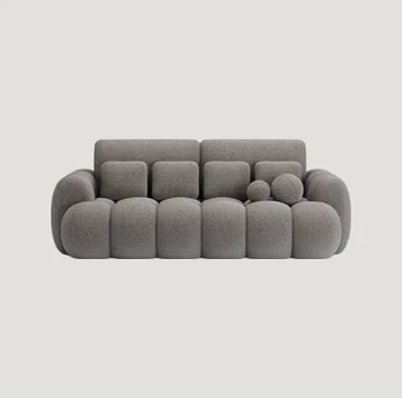 Trzyosobowa sofa Cotonn w Royal 20 jasnoszarym z pikowaną tapicerką i dekoracyjnymi poduszkami.