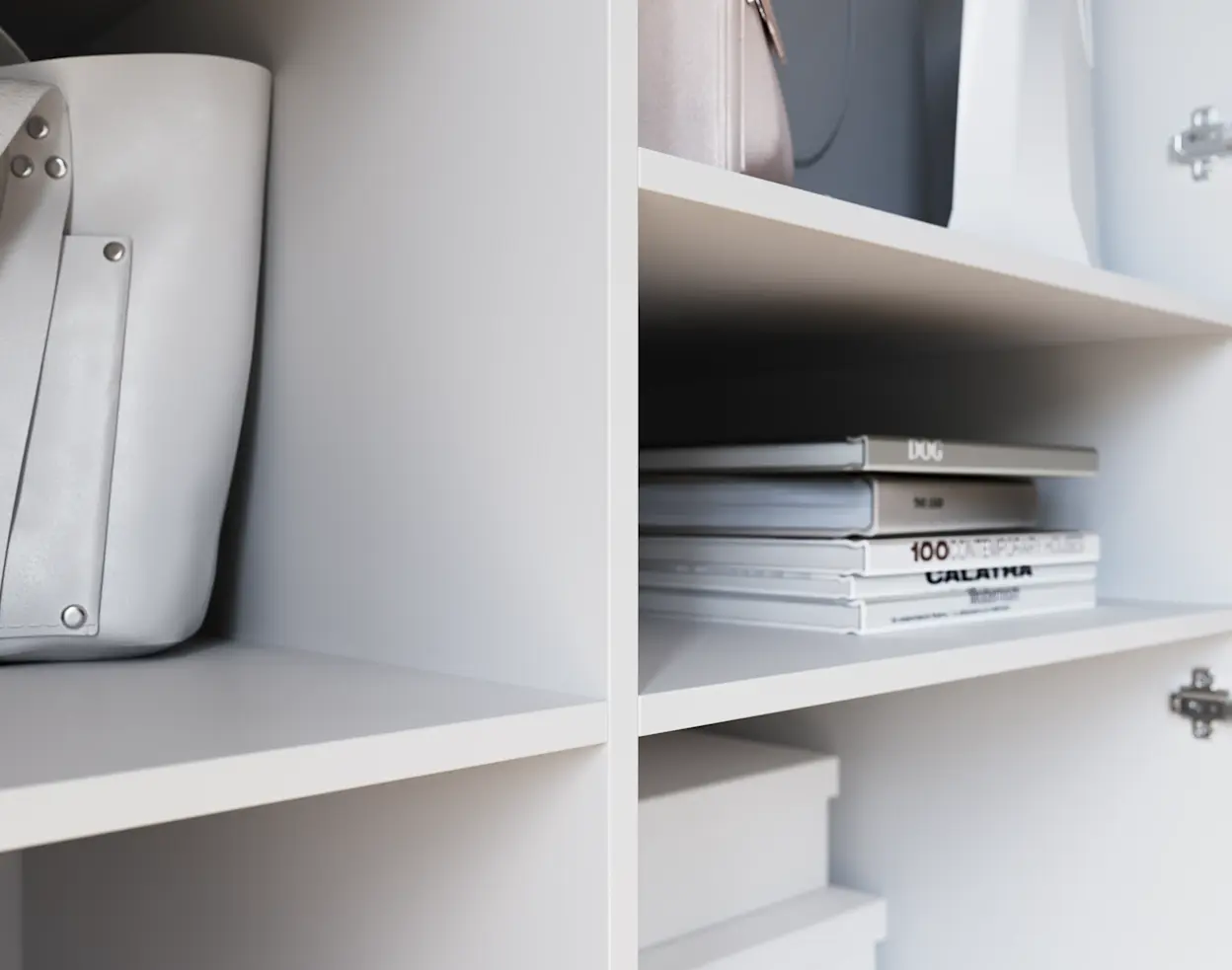Zbliżenie na półki szafy Dullum, prezentujące eleganckie przechowywanie – magazyny, pudełka i akcesoria ułożone w minimalistycznym, czystym układzie.