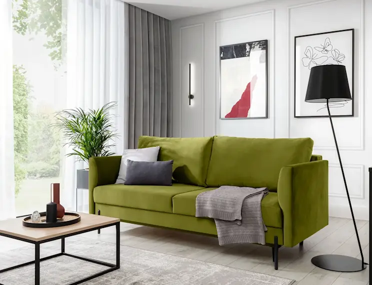 Zielona kanapa Revi w tkaninie Loco 33 z prostym, nowoczesnym designem, ustawiona w eleganckim salonie obok stolika kawowego Moss z drewnianym blatem i czarną metalową ramą;