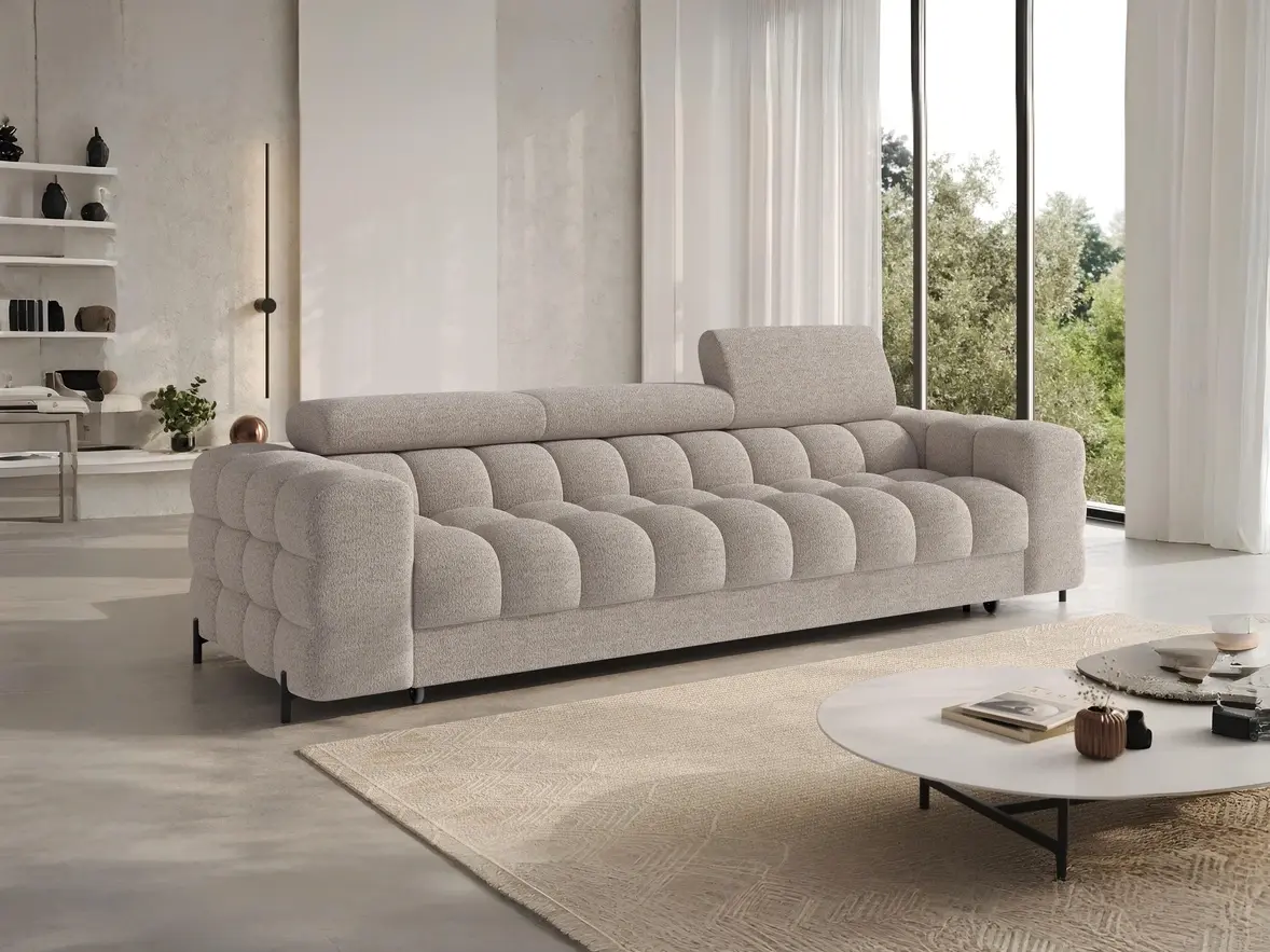 Stylowa sofa Festello Royal 18 tapicerowana w odcieniu beżu, z regulowanymi zagłówkami, idealna do jasnego i eleganckiego wnętrza.