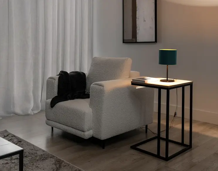 Nowoczesna aranżacja z fotelem Dalia, stolikiem Vigo i lampką Vespillo, tworząca nastrojowe miejsce do relaksu w eleganckim, stonowanym wnętrzu.