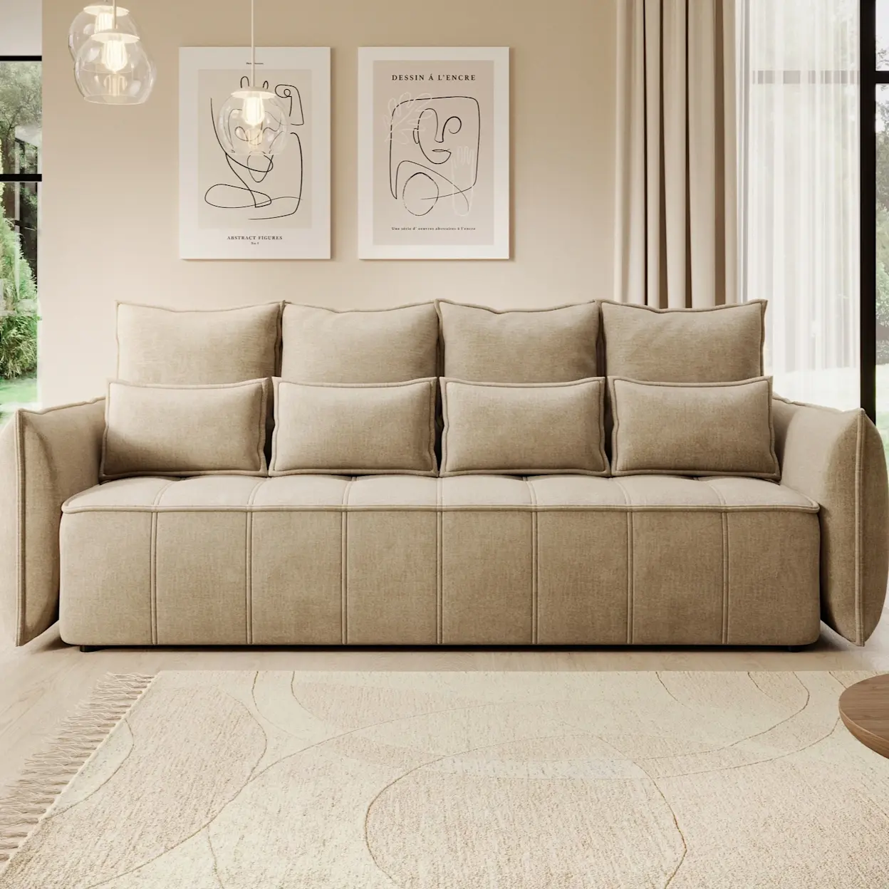 Beżowa kanapa Weltton z wysokim oparciem i kompletem poduszek, w jasnym salonie z grafikami na ścianie i miękkim dywanem.