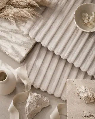 Tkanina obiciowa Modullo 18 o miękkiej fakturze i kremowym kolorze. Widoczne szerokie prążki materiału podkreślają elegancki charakter tkaniny przeznaczonej do sof, narożników, łóżek i foteli.