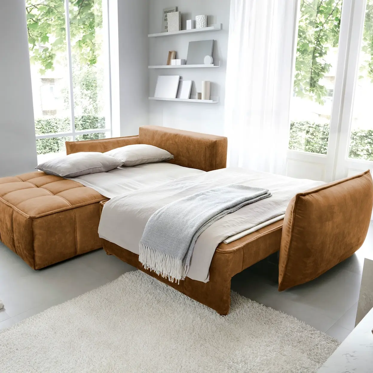 Narożnik Campo w funkcji spania, z miękką pościelą i kocem, ustawiony w jasnym wnętrzu z naturalnym światłem i minimalistycznymi dodatkami.