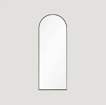 Wysokie, łukowate lustro Divva o nowoczesnym kształcie.