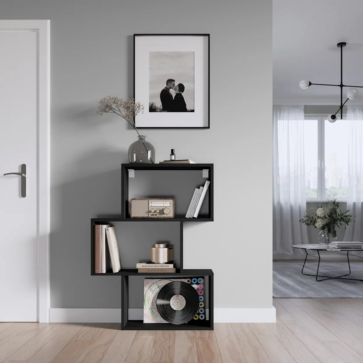 Czarny regał Evertti schodkowy z otwartymi półkami w nowoczesnym wnętrzu.