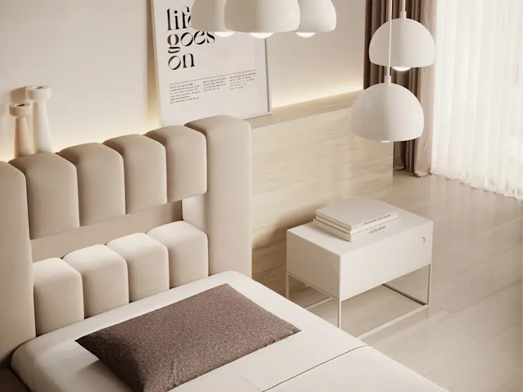 Aranżacja sypialni z beżowym łóżkiem Lamica 90 Nube 20 i minimalistycznymi lampami wiszącymi Calide. Wnętrze jest utrzymane w ciepłych tonach, z jasną pościelą, stolikiem nocnym i zasłonami, co sprzyja wyciszeniu przed snem.
