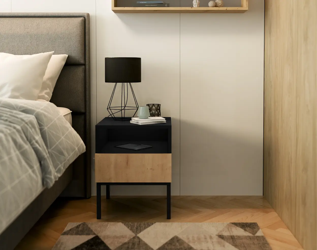 Przytulna sypialnia z tapicerowanym łóżkiem i szafką nocną Lanzzi w połączeniu czerni i drewna. Na blacie stoi lampka nocna Brevitas z geometryczną podstawą, nad całością wisi półka, a na podłodze leży dywan Eustache Beige.
