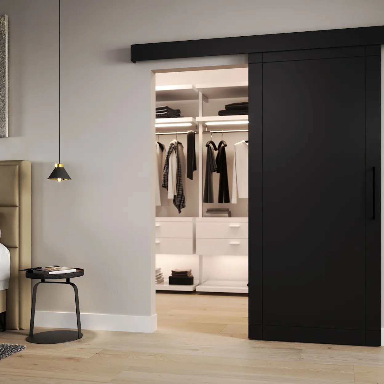 Sypialnia z czarnymi drzwiami przesuwnymi Charlise, lampą Detmer i łóżkiem Safiro Nube 20, prowadząca do jasnej garderoby z eleganckim oświetleniem.