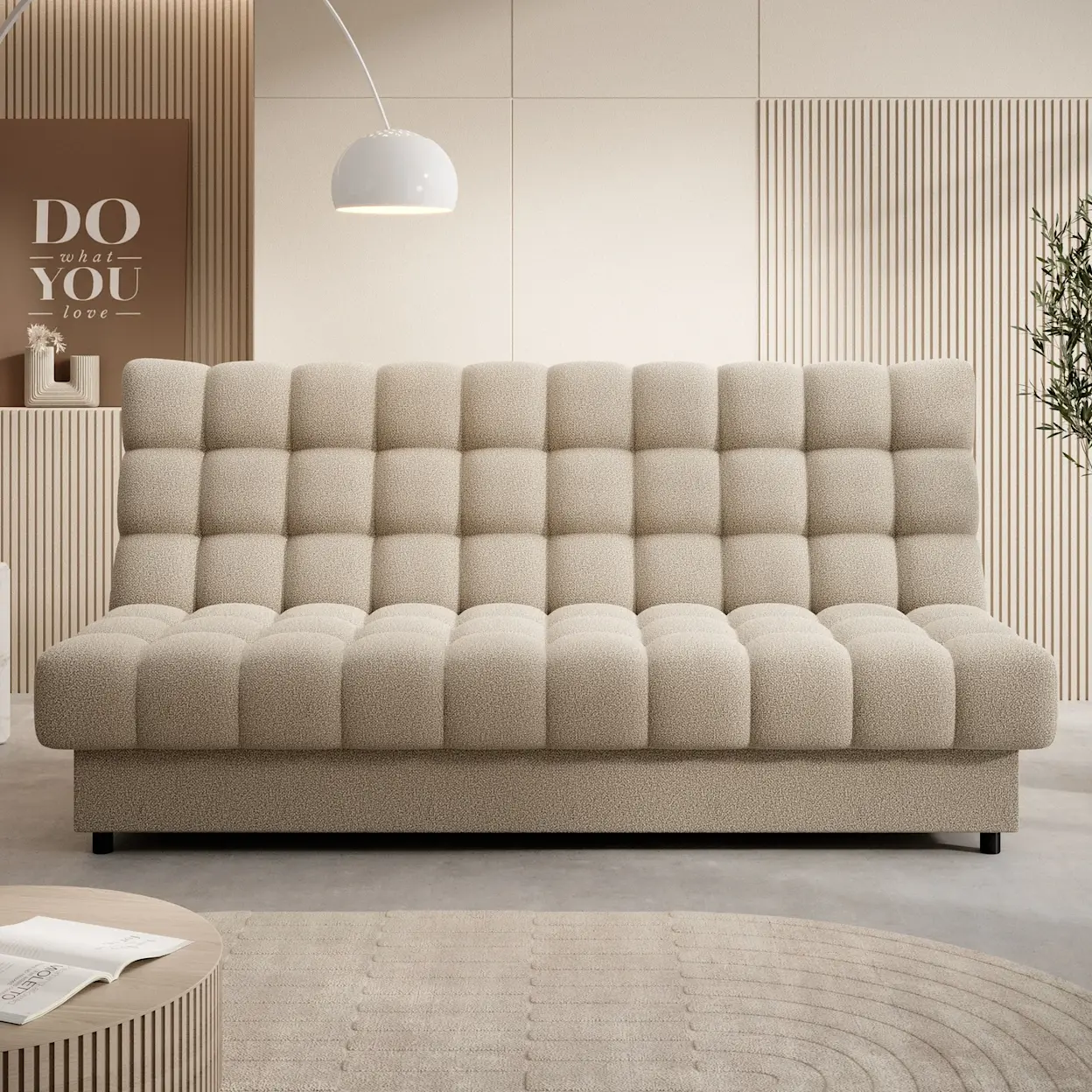 Nowoczesna kanapa Clareta w tkaninie Xillar 18 w jasnym, beżowym odcieniu. Pikowane oparcie i siedzisko tworzą efekt miękkich paneli, a neutralna aranżacja salonu podkreśla elegancki i przytulny charakter mebla.