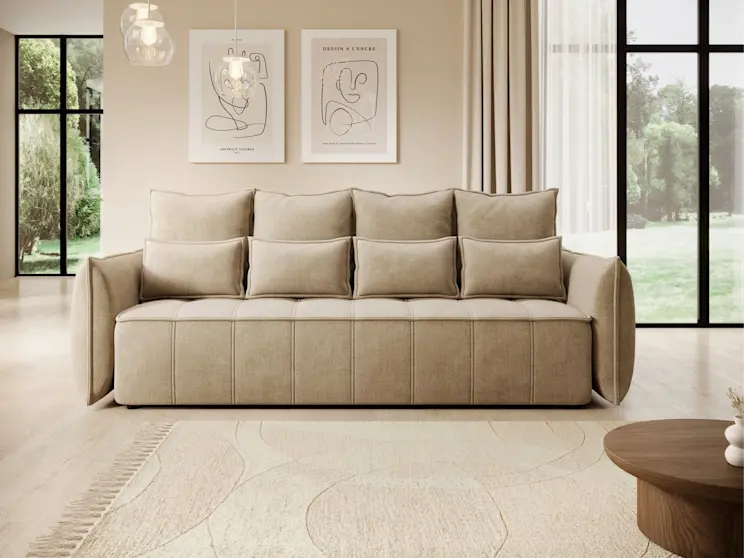 Nowoczesna aranżacja salonu z kanapą Weltton w beżowej tkaninie, pod oknem z zasłonami, z lampami wiszącymi i jasną paletą barw.