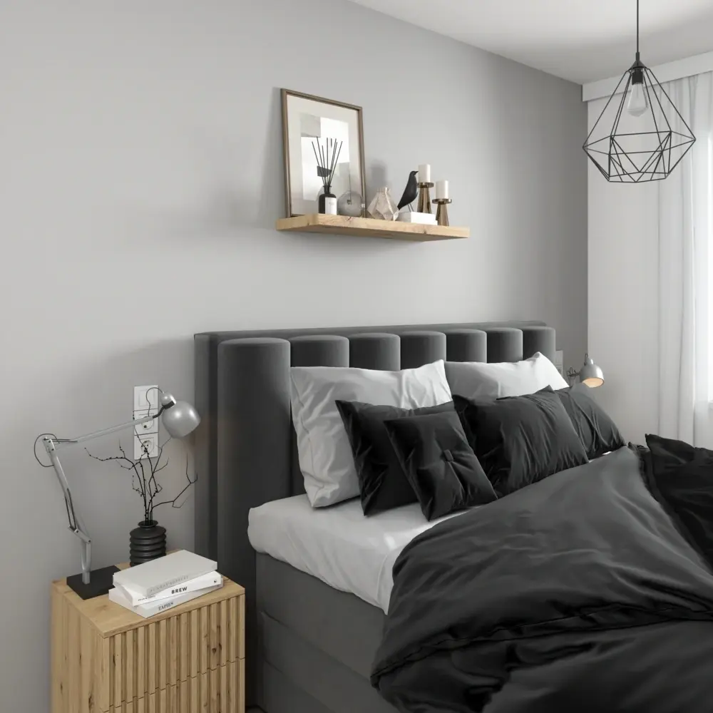 Przytulna, minimalistyczna sypialnia: łóżko tapicerowane, szara ściana i wisząca półka Garris w kolorze dąb artisan. Na stoliku nocnym Entsian stoi lampa Benigne II, całość utrzymana w eleganckim stylu.