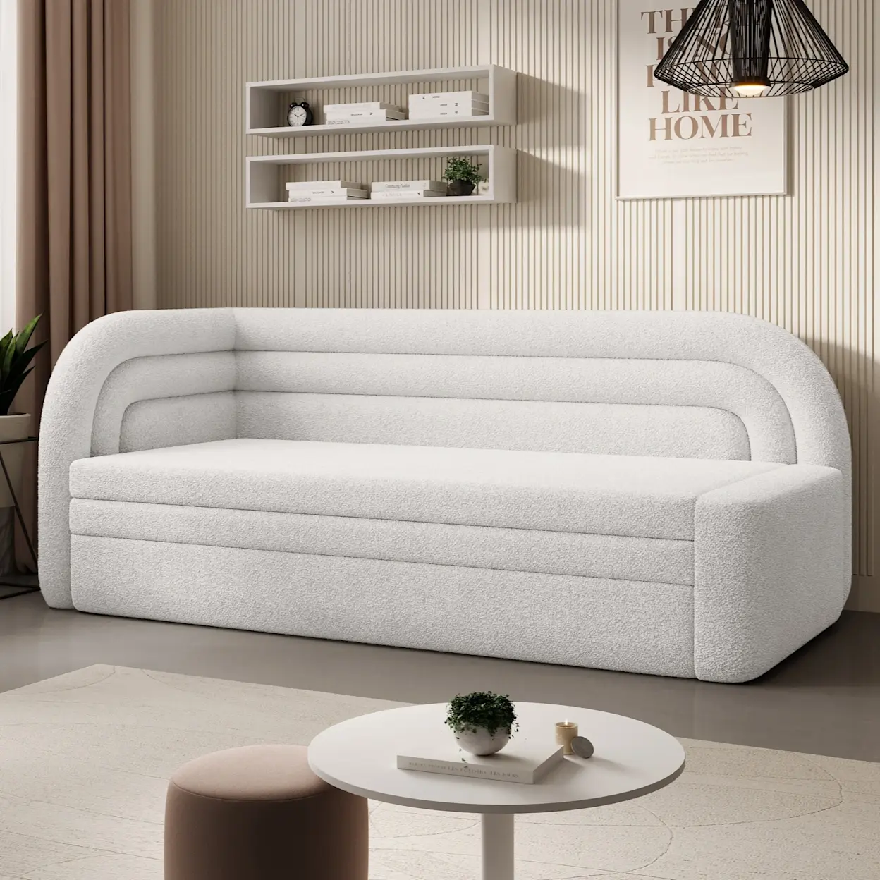 Jasna kanapa Fabillo w tkaninie boucle z pufą Linsy w minimalistycznym salonie, ozdobionym delikatnymi dodatkami i jasną paletą barw.