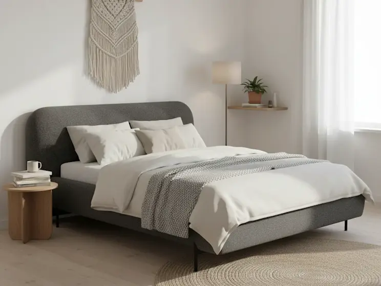 Tapicerowane łóżko Pointt w tkaninie Breona 04, zaprezentowane w jasnej, minimalistycznej sypialni z naturalnymi dodatkami.