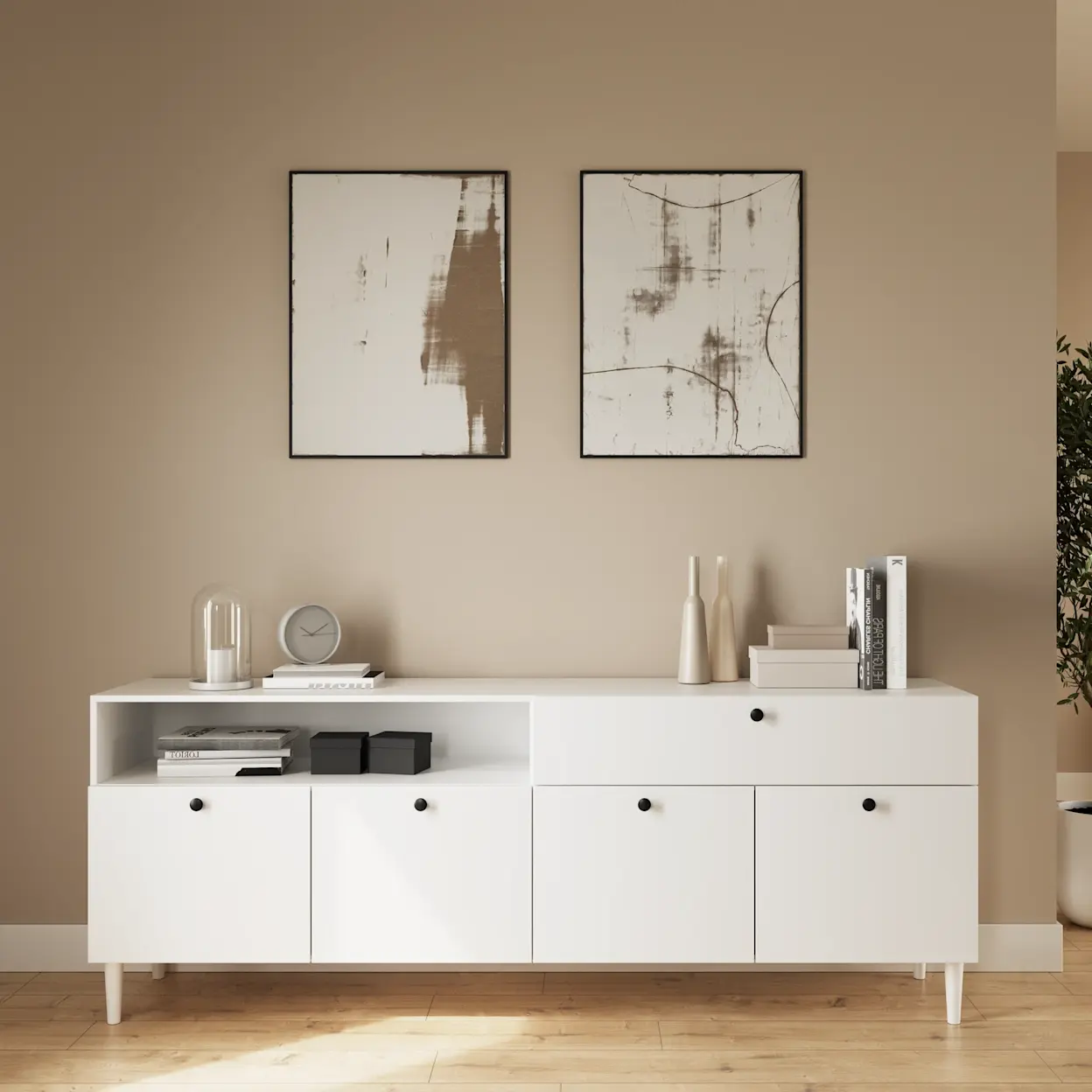 Biała komoda Dullum w nowoczesnej aranżacji, ozdobiona dekoracyjnymi wazonami, książkami i zegarem, ustawiona na tle beżowej ściany.