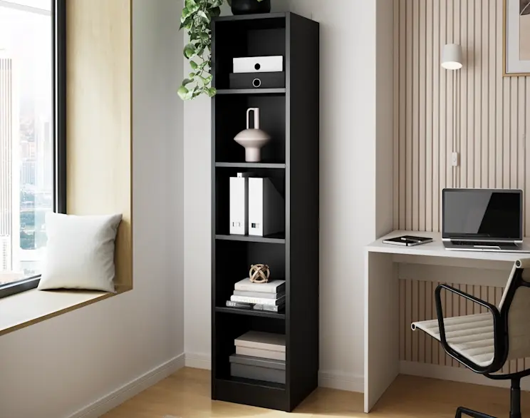 Aranżacja biura domowego z czarnym regałem Craft na segregatory i dodatki oraz białym biurkiem Nevy z laptopem, przy oknie i lamelach.