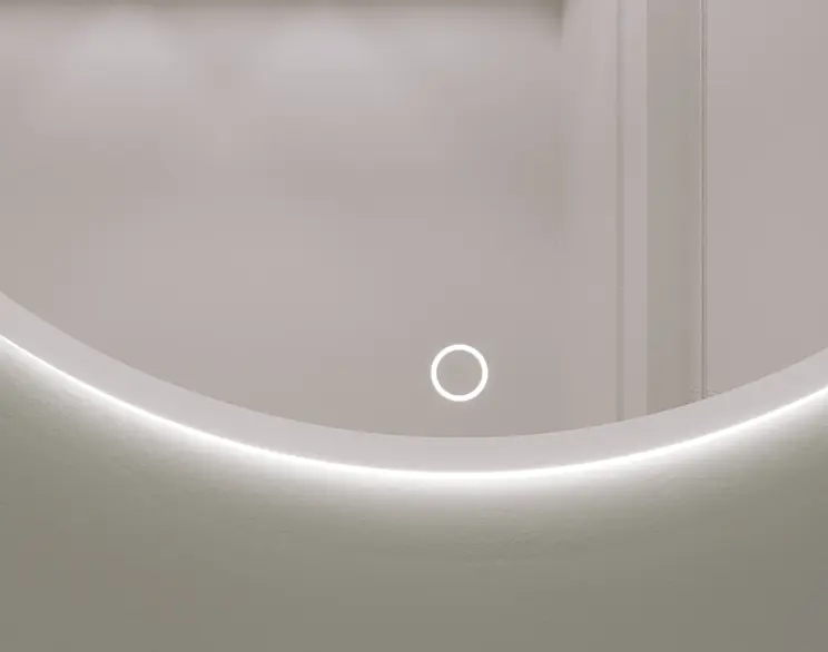 Zbliżenie na lustro LED Elistul A w łazience: widoczna dolna krawędź tafli z subtelnym podświetleniem oraz podświetlany, dotykowy włącznik w formie okręgu. Ujęcie podkreśla minimalistyczny design i równomierną poświatę światła.