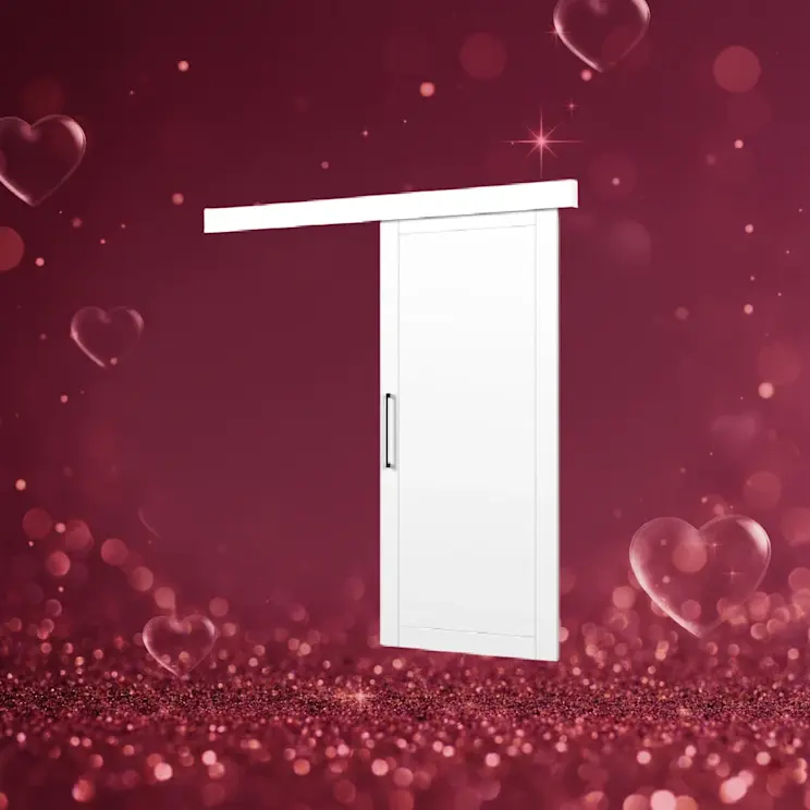 Białe drzwi przesuwne Charlise w nowoczesnym stylu na dekoracyjnym tle. Prosta forma i elegancki uchwyt pasują do wnętrz minimalistycznych. Idealne drzwi przesuwne do salonu, sypialni lub garderoby.