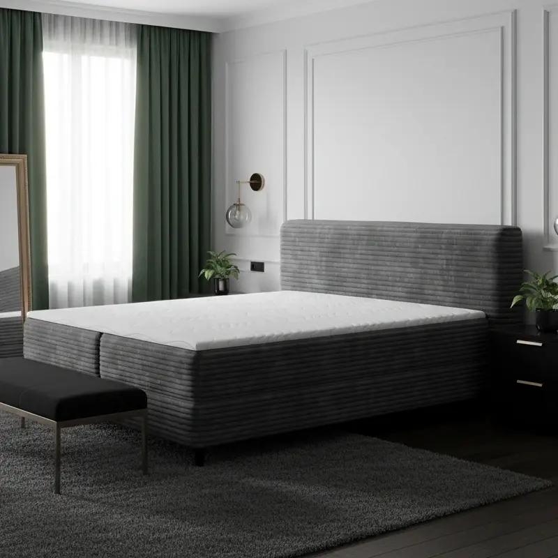 Łóżko Cortiko w ciemnej, eleganckiej sypialni z zielonymi zasłonami, złotymi akcentami i dużym lustrem.