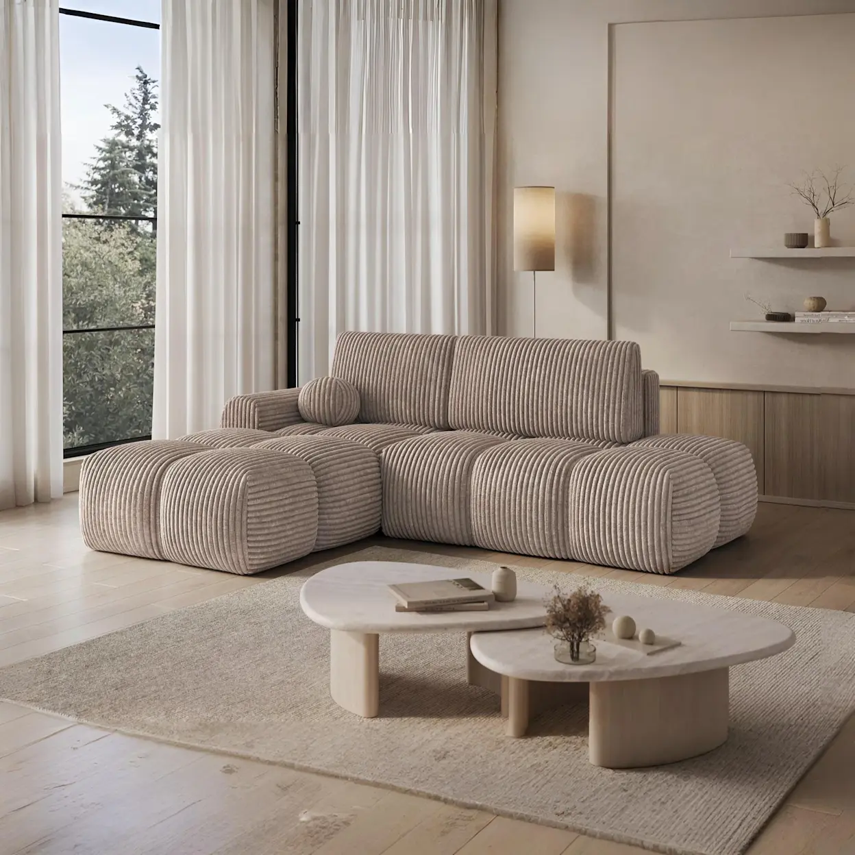 Narożnik Vittario w tkaninie Modullo 20 w jasnym, minimalistycznym salonie z dużymi oknami, naturalnymi materiałami i dwoma okrągłymi stolikami.