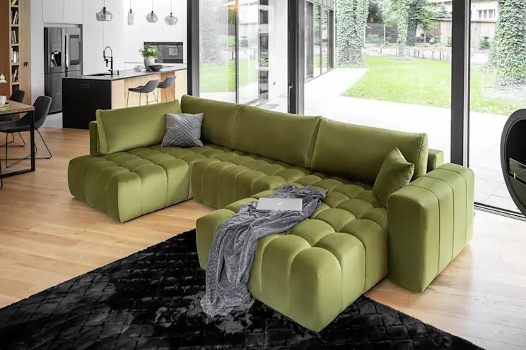 Narożnik Bonito w tkaninie Loco 33 jasnozielony, sofa narożna w kształcie litery U, widok perspektywiczny w salonie.