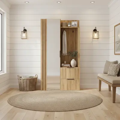 Przedpokój w jasnym stylu z garderobą Riganni: wysoka tafla lustra, lamele i drewniany panel z wieszakiem oraz szafką na buty. Naturalne dodatki, okrągły dywan i ławka tworzą przytulną, funkcjonalną strefę wejściową.