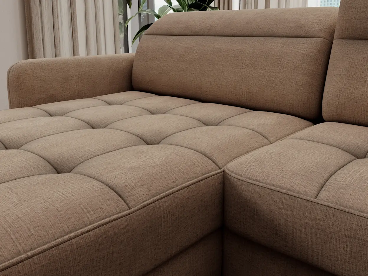 Detal narożnika Berrto pokazujący duże, kwadratowe pikowania na siedzisku i staranne wykończenie krawędzi. Tapicerka w odcieniu mocha mousse tworzy elegancką bazę do jasnych aranżacji salonu z naturalnymi dodatkami.