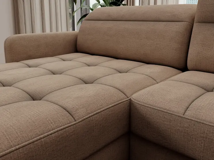 Detal narożnika Berrto pokazujący duże, kwadratowe pikowania na siedzisku i staranne wykończenie krawędzi. Tapicerka w odcieniu mocha mousse tworzy elegancką bazę do jasnych aranżacji salonu z naturalnymi dodatkami.