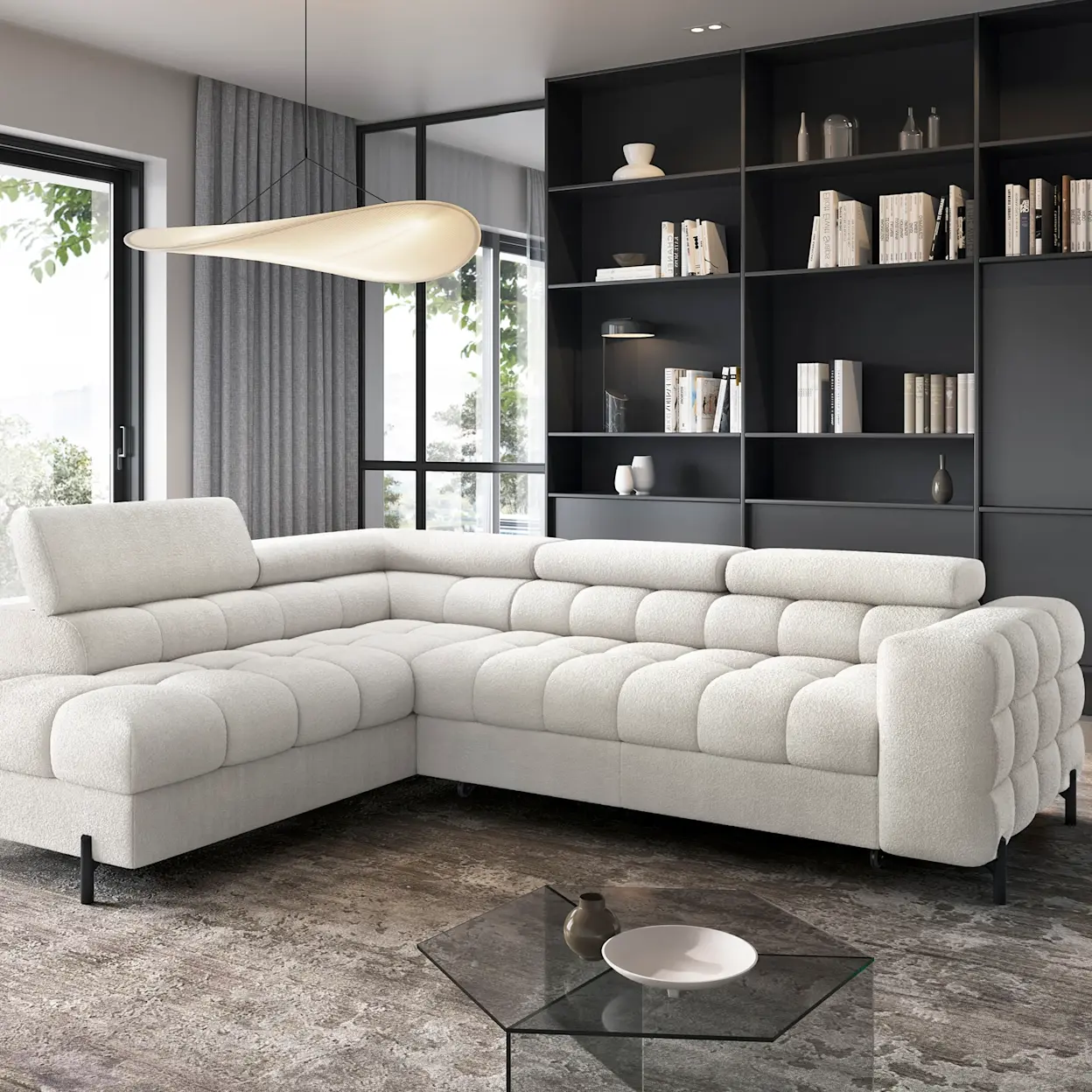 Beżowy narożnik Ferucce o nowoczesnym designie z ozdobnymi przeszyciami, ustawiony w eleganckim salonie z ciemną biblioteką i dużymi oknami.