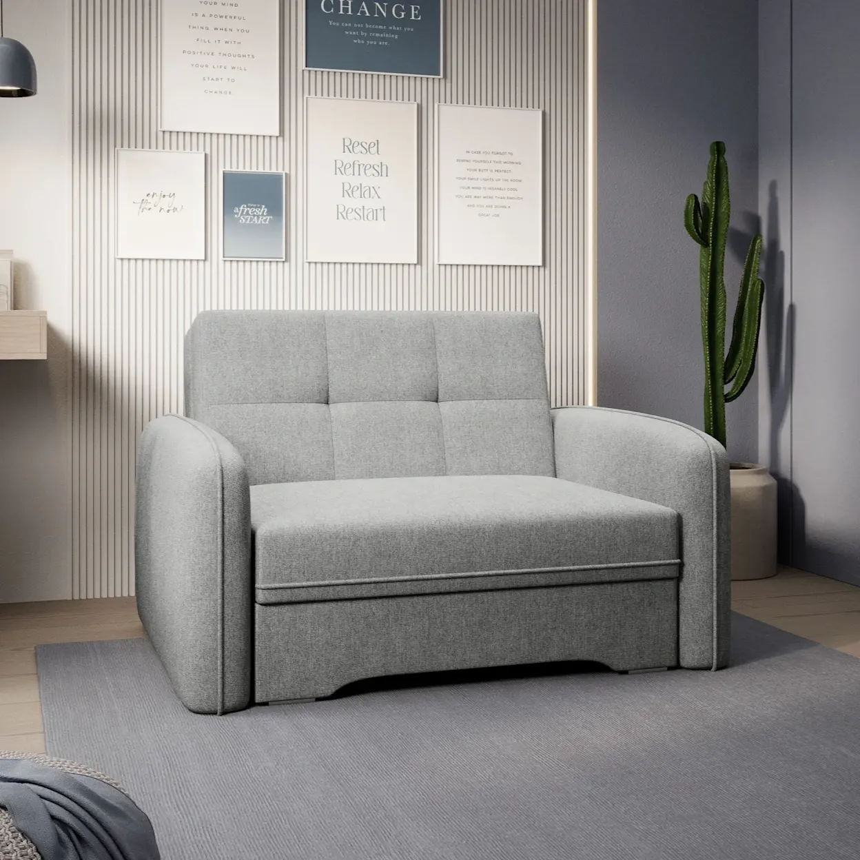 Amerykanka Laine Poco 03 w jasnoszarej tkaninie – sofa 1-osobowa z funkcją spania. Mebel stoi na szarym dywanie, ma miękkie podłokietniki i pikowane oparcie, a w tle widać galerię plakatów i wysoki kaktus.
