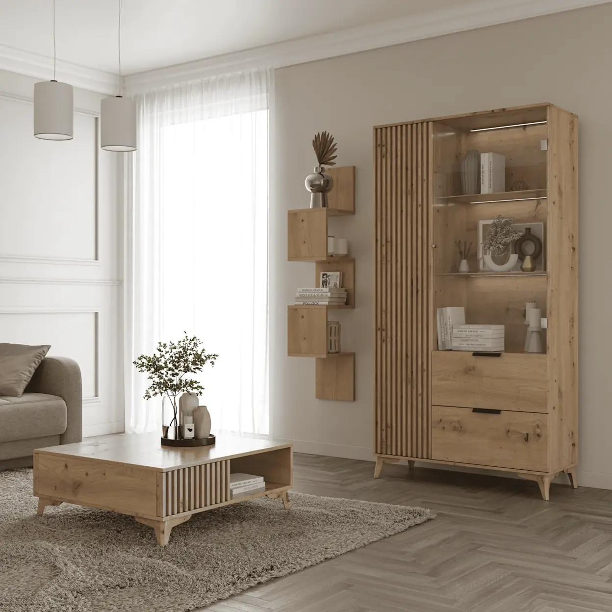 Jasny salon z meblami w dekorze drewna: witryna Entsian z lamelowym frontem i podświetlanymi półkami oraz stolik kawowy Entsian na dywanie. Na ścianie wisi półka Sunpedo z modułami na dekoracje, a duże okno doświetla wnętrze.