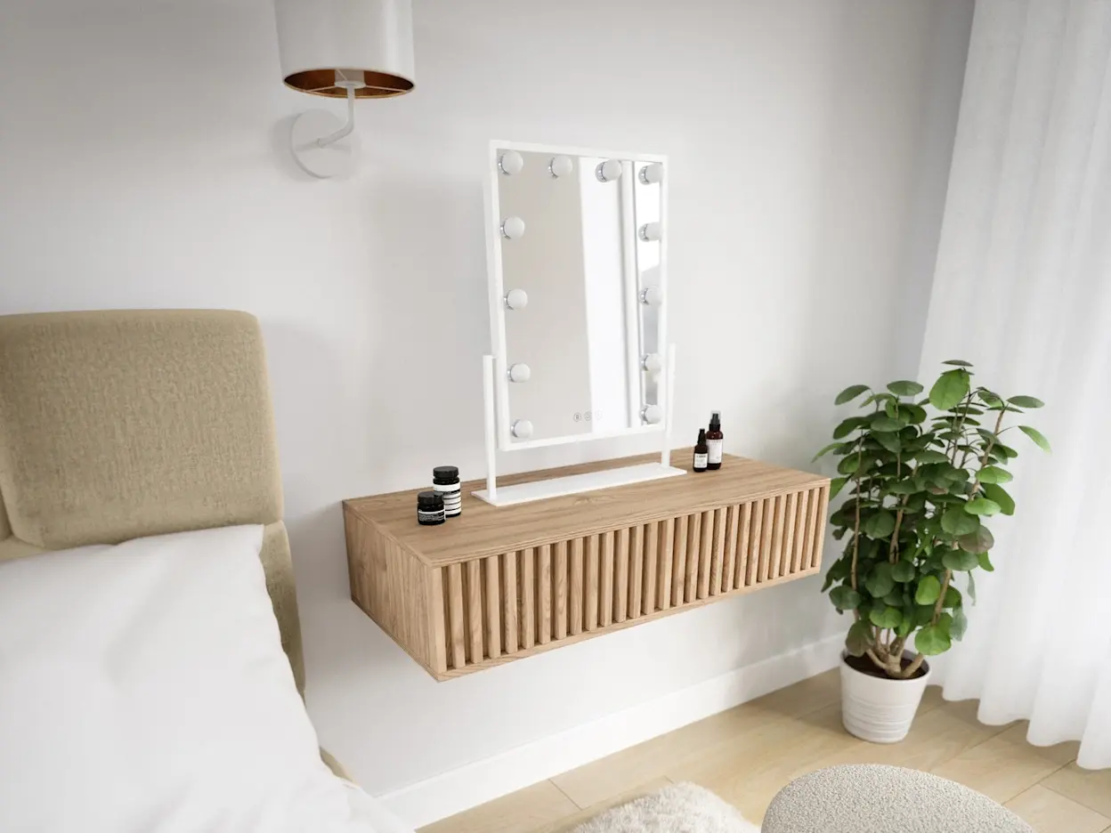 Nowoczesna sypialnia z łóżkiem Mist Nube 20 i kinkietem Vespillo. Na drewnianej, wiszącej szafce znajduje się stojące lustro Flamnate z oświetleniem LED oraz kosmetyki, a całość dopełnia roślina w donicy i jasne zasłony.