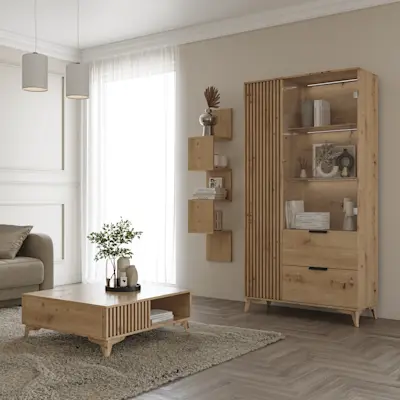 Aranżacja salonu z półką Sunpedo na ścianie w kolorze naturalnego drewna, idealną na dodatki i drobiazgi. Wnętrze uzupełnia stolik kawowy na dywanie oraz wysoka witryna z lamelowym frontem, tworząc spójny, skandynawski klimat.