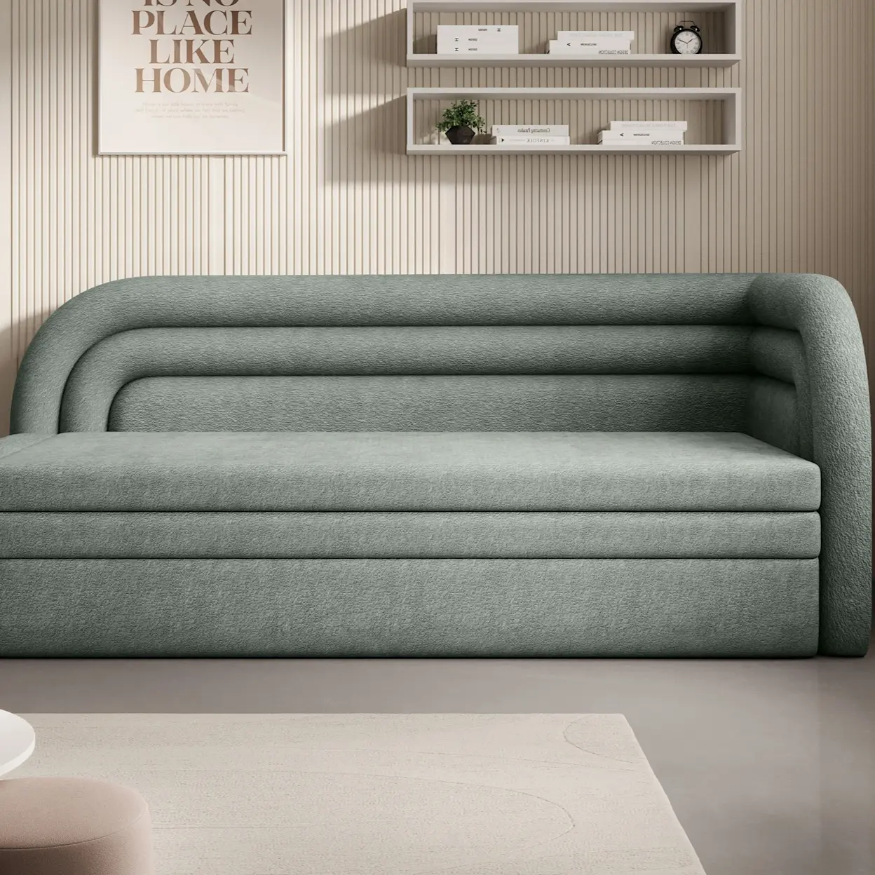 Kanapa Fabillo w zielonym odcieniu, o zaokrąglonej, tapicerowanej formie, prezentowana w eleganckim, spokojnym salonie.